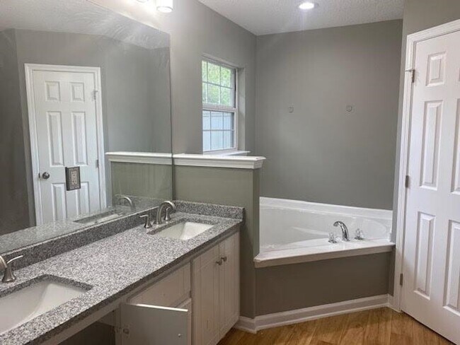 Building Photo - 4 Bed 2 Bath New Fenced in Yard In Kingsla...