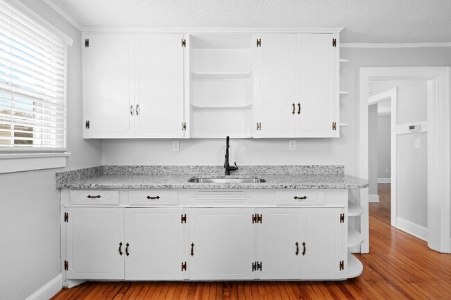 Building Photo - 2 Bedroom 1 Bath Within Walking Distance t...