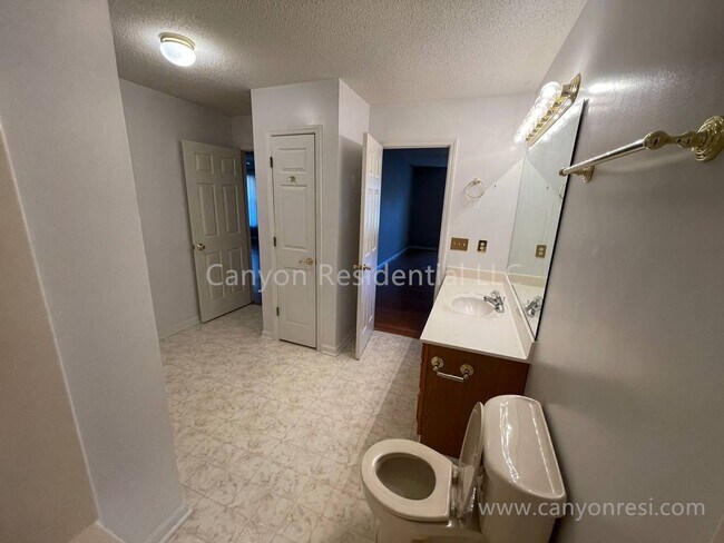 Building Photo - Beautiful 3b2b, ready to move in!