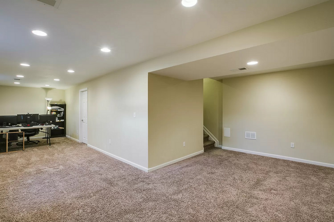 Building Photo - Stunning 3Bed 3Bath W/ Moutain views and u...