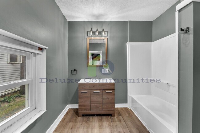 Building Photo - 636 Livingston Ave NE