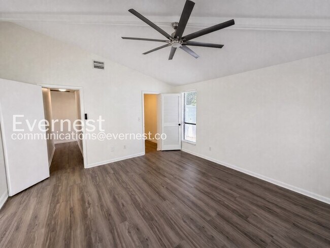 Building Photo - 4 Bed/2.5 Bath Home with Detached Garage / Available Now!