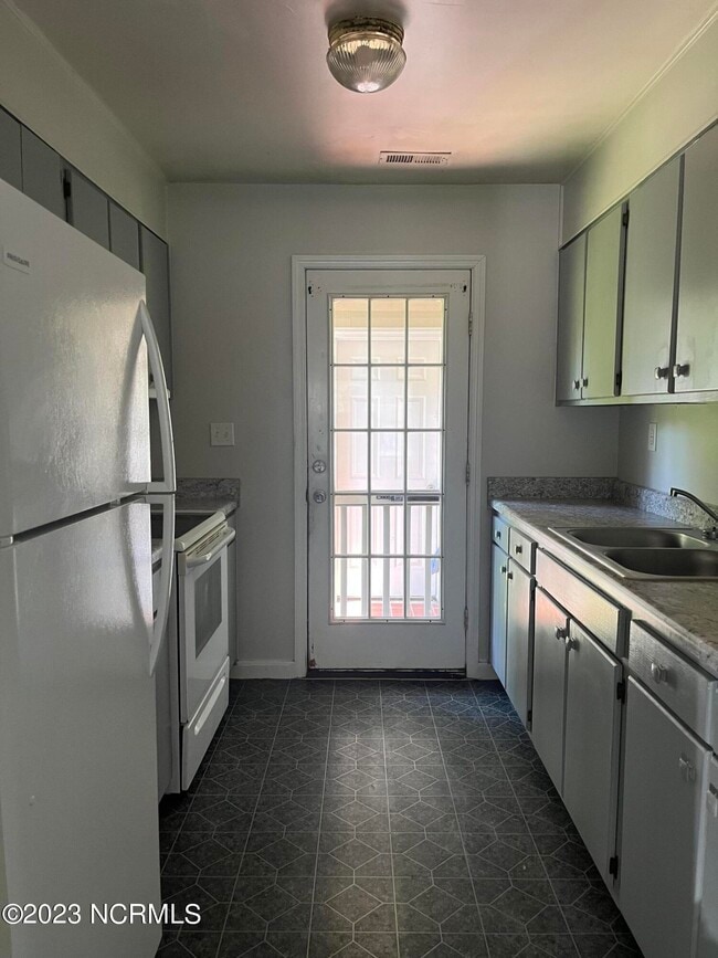 Building Photo - 203 Fifth Ave