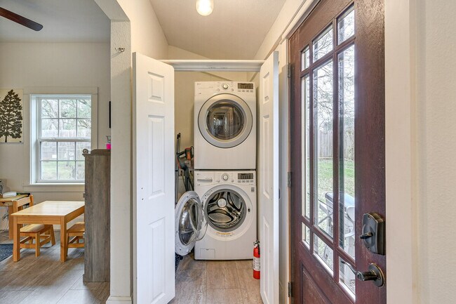 Building Photo - 5313 Palm Dr