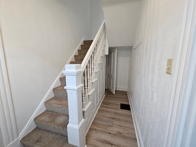 Building Photo - Spacious 3 bedroom 1 bath townhouse for re...