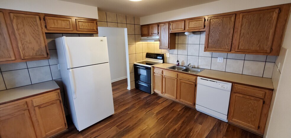 Primary Photo - 5810 Oneida St