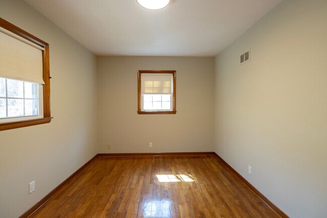 Building Photo - Charming Ranch Home with a great yard in Desirable Southwest Columbia