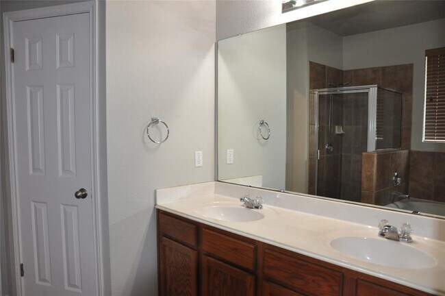 Building Photo - 507 Las Colinas Dr