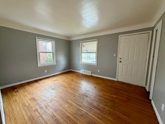 Building Photo - Updated 3-Bedroom, 1-Bath Brick Bungalow Home for Lease – Must See! Welcome Section 8