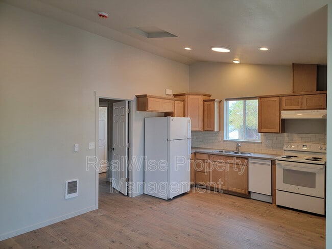Building Photo - 407 SW 11th St