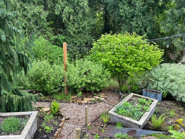 Building Photo - One Level and Backs To Greenspace