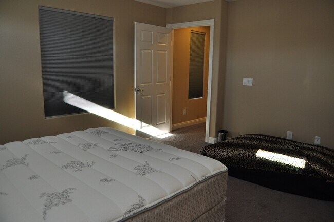 Building Photo - Fabulous 3 bedroom home in gated community!