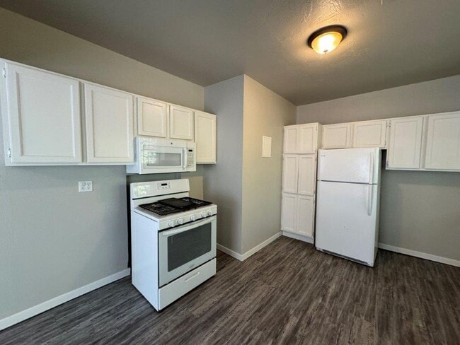 Building Photo - 2 bed 1 bath in Chickasha updates throughout!  250 off your move in by Jan 1st!