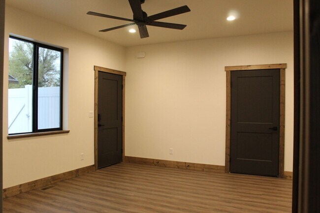 Building Photo - K573LI