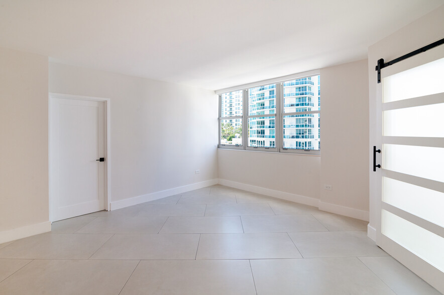 Living Room 3 - 825 Brickell Bay Dr