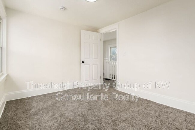 Building Photo - 479 Siebert St