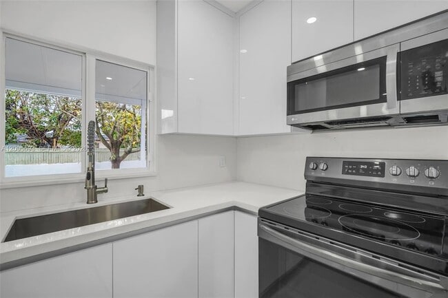 Building Photo - 4112 SW 9th Terrace