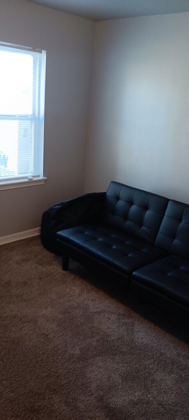 Building Photo - 548 E Woodrow St