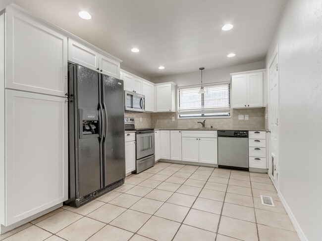 Building Photo - 3 Bedroom 1 Bath Home w/ 2 car garage in Shawnee