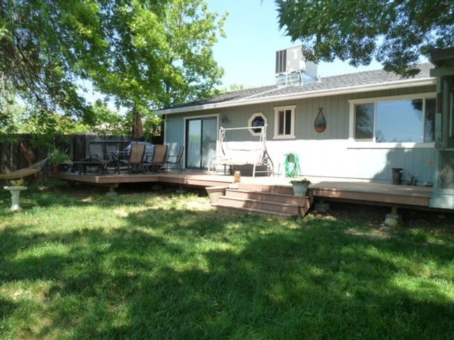 Building Photo - Beautiful Home in Desirable Neighborhood w...