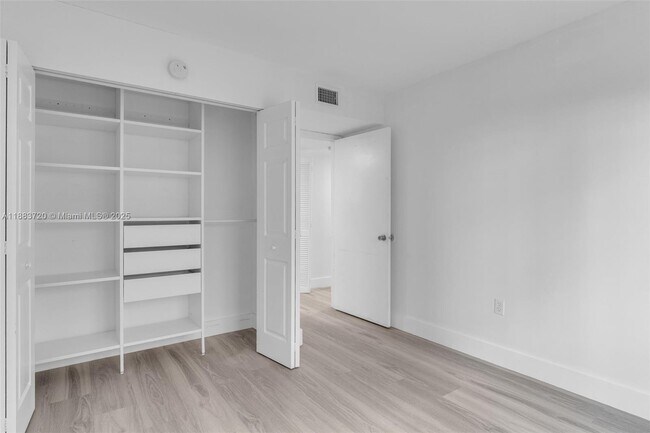 Building Photo - 6235 SW Kendale Lakes Cir