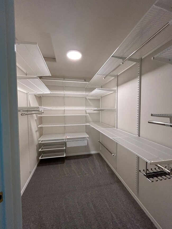 Building Photo - AVAILABLE NOW – 5-Bedroom Walnut Heights H...