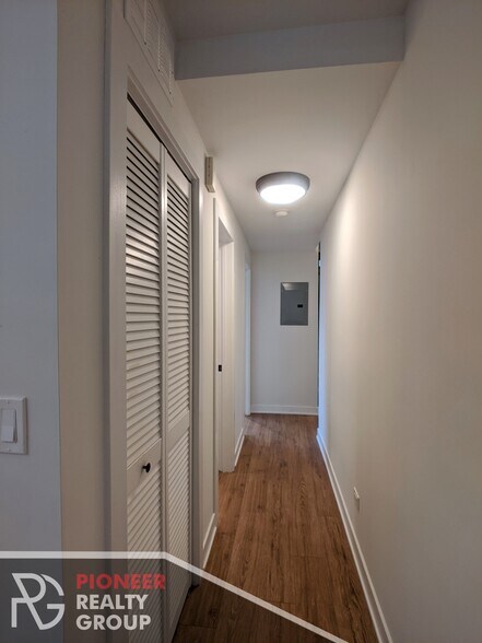 Building Photo - 2207 W Eastwood Ave