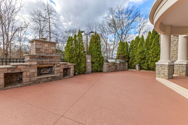 Building Photo - Luxury resort-style living: Fully furnished condo on the Cumberland River less than 25 miles from...