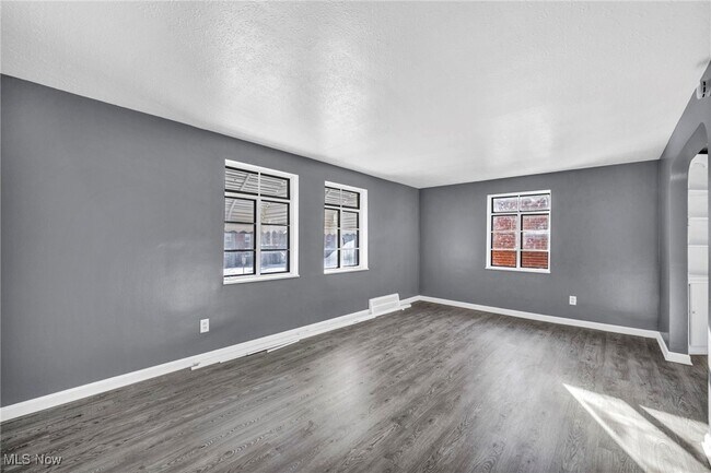 Building Photo - 422 E 222nd St