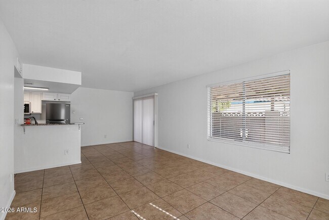 Building Photo - 2132 W Glenrosa Ave
