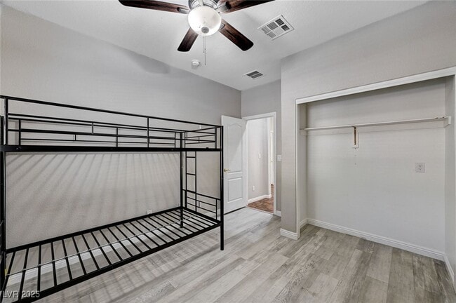 Building Photo - 8125 Chestnut Hollow Ave