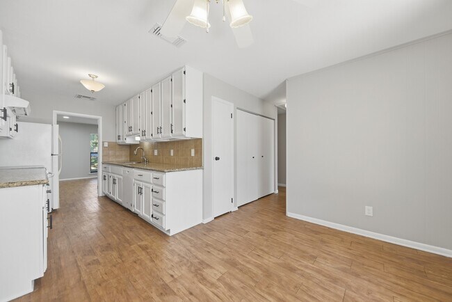 Building Photo - 600 E Stone St