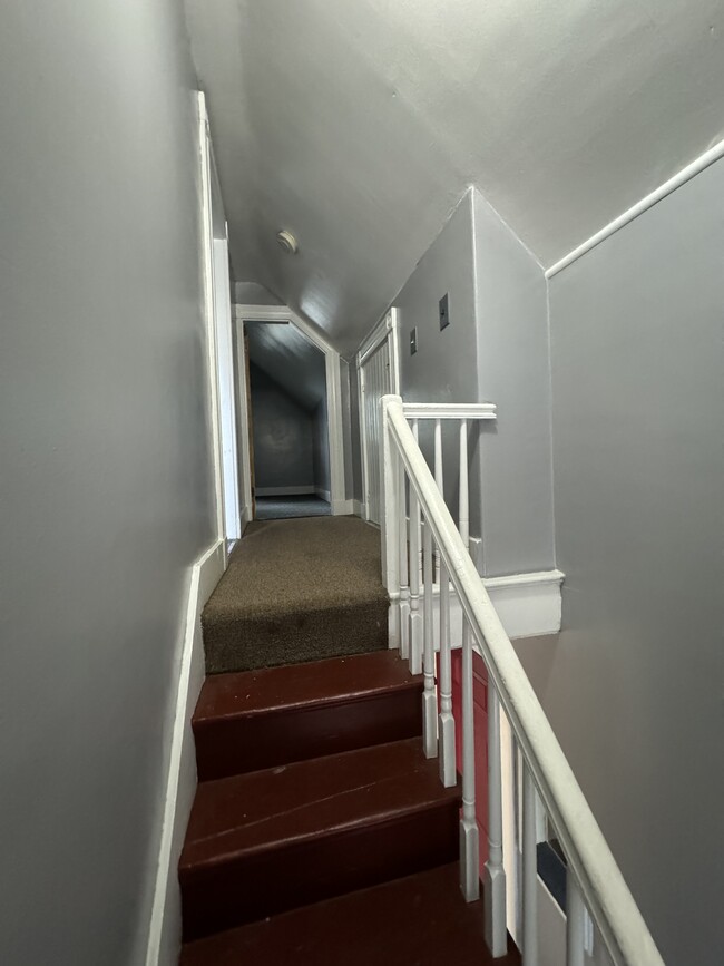 Upper staircase - 15 Pleasant Pl