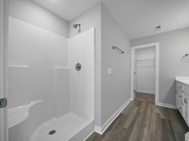 Building Photo - Large 3 story townhome near beach with com...
