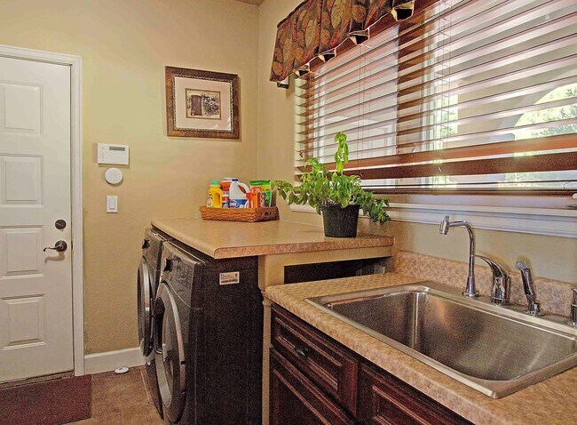Building Photo - 7975 Ruststone Ct