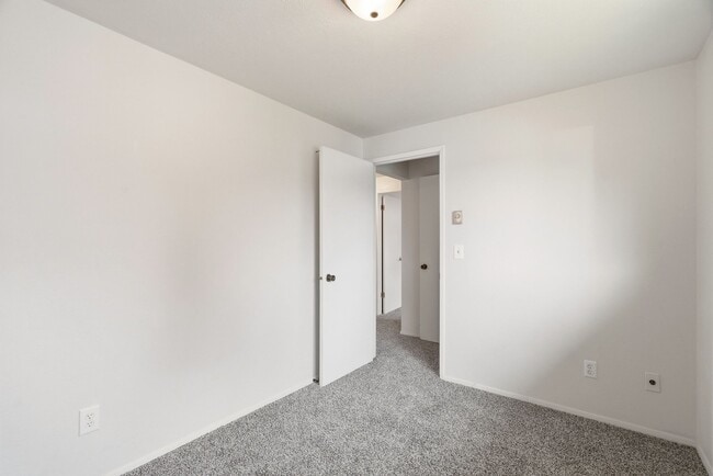 Building Photo - 13121 E Skyview Ave