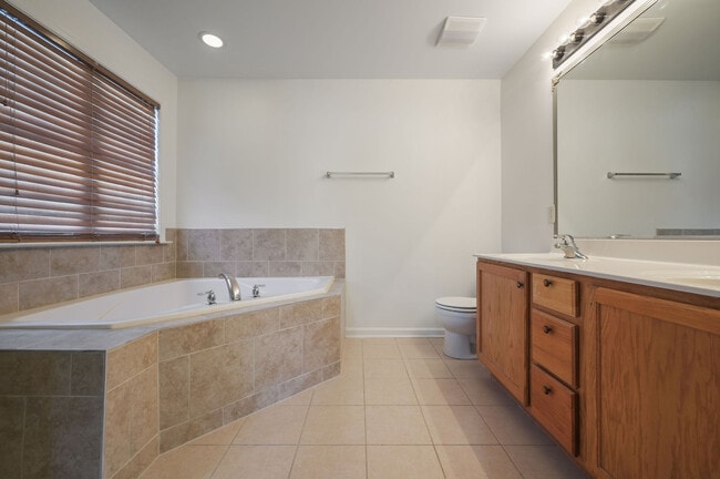 Building Photo - 438 Lorraine Dr