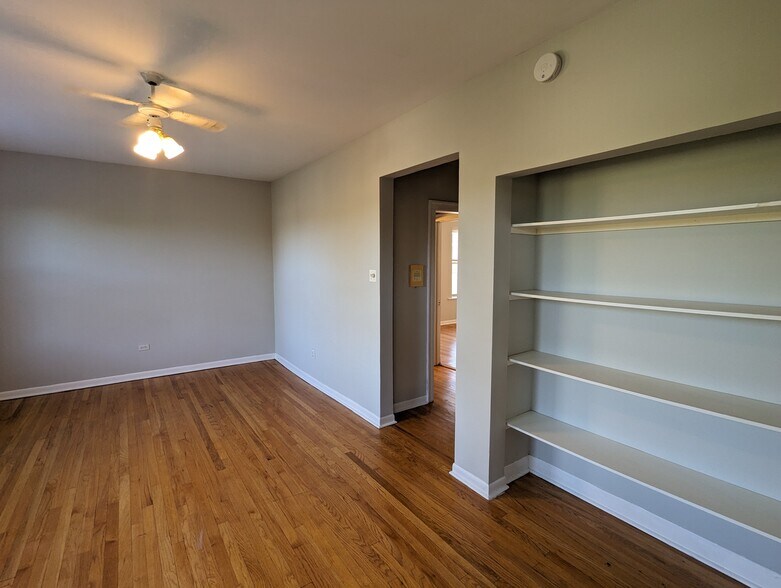 Building Photo - 4237 N Paulina St
