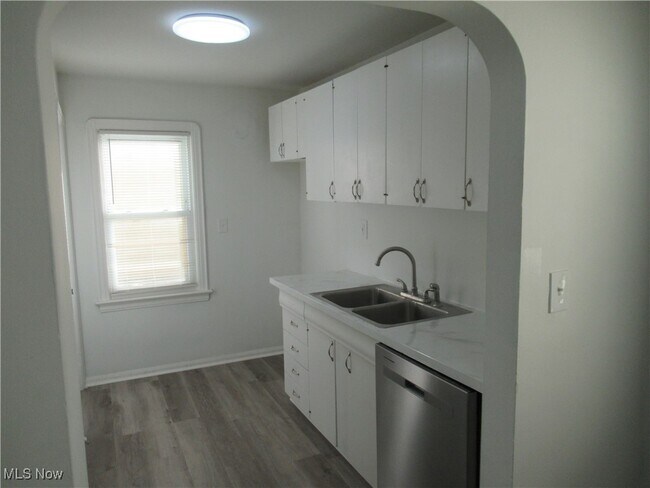 Building Photo - 12213 Mortimer Ave