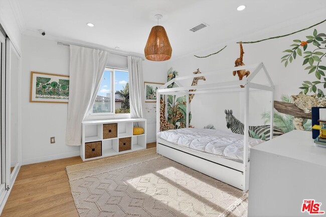 Building Photo - 10749 Weyburn Ave