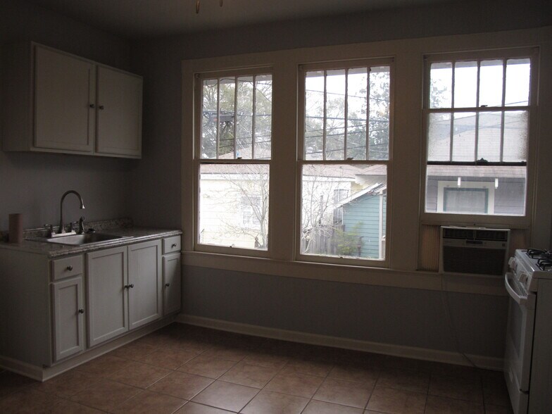 Building Photo - 2019 Oleander St