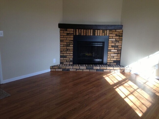 Building Photo - 2303 Glenoak Dr