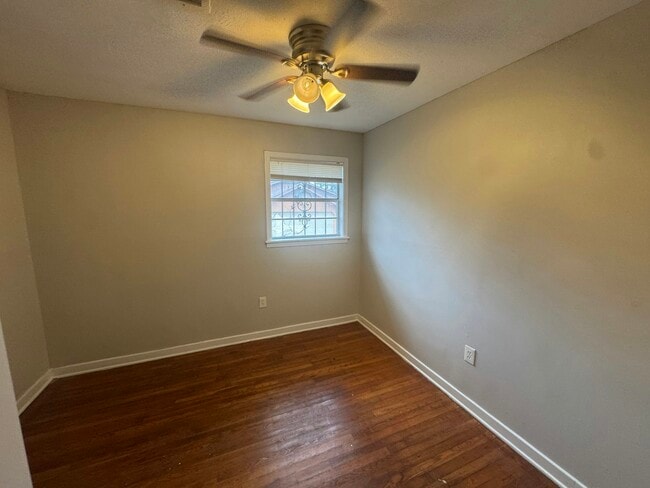 Building Photo - 2859 Kingsroad Ave