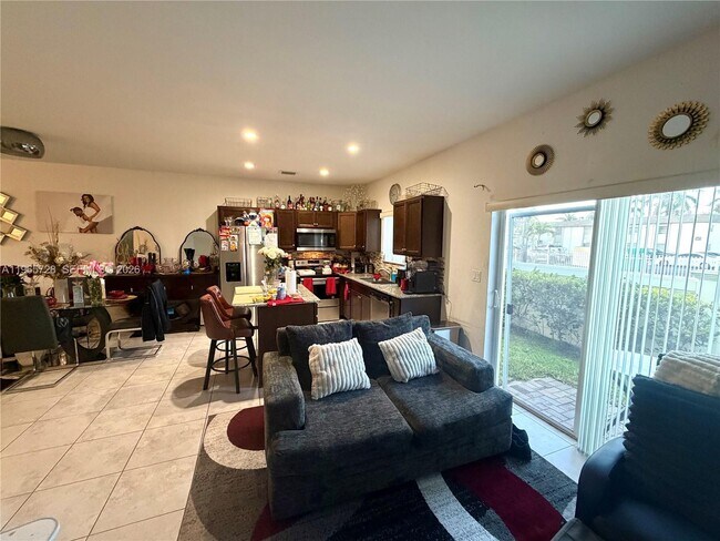 Building Photo - 5420 SW 13th Ct