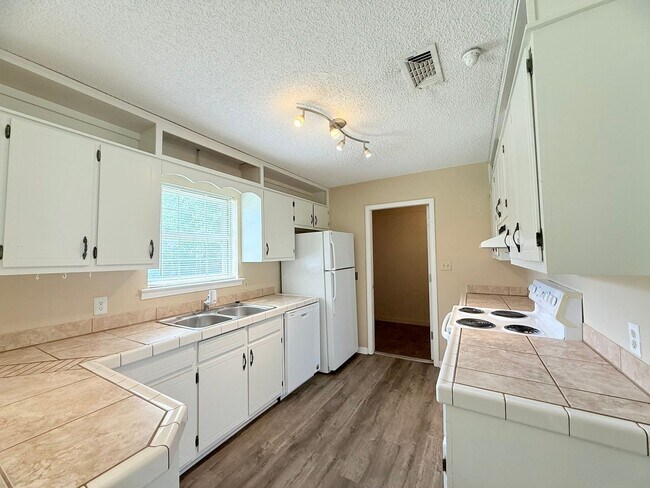 Building Photo - Charming 3-Bedroom - Pace