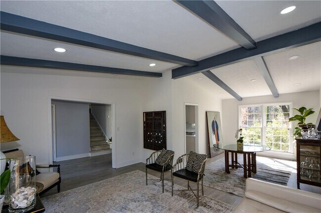 Building Photo - 643 Navarre Dr