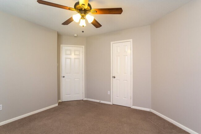 Building Photo - 2447 Halstead Dr