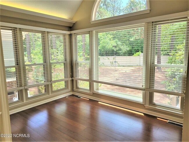 Building Photo - 301 Hampton Dr