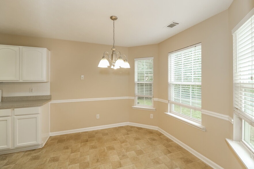 Building Photo - 465 Aristocrat Dr SW