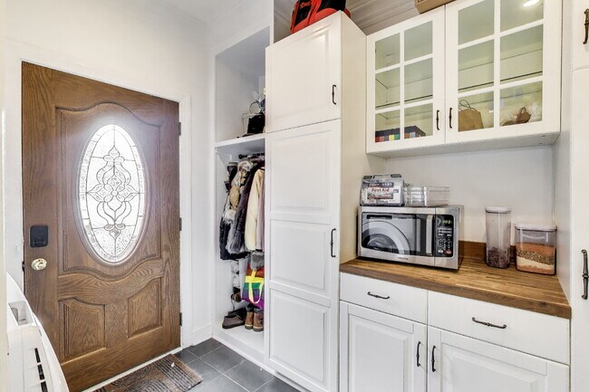 Building Photo - Beautiful Bloomingdale Row house. Utilities Included!